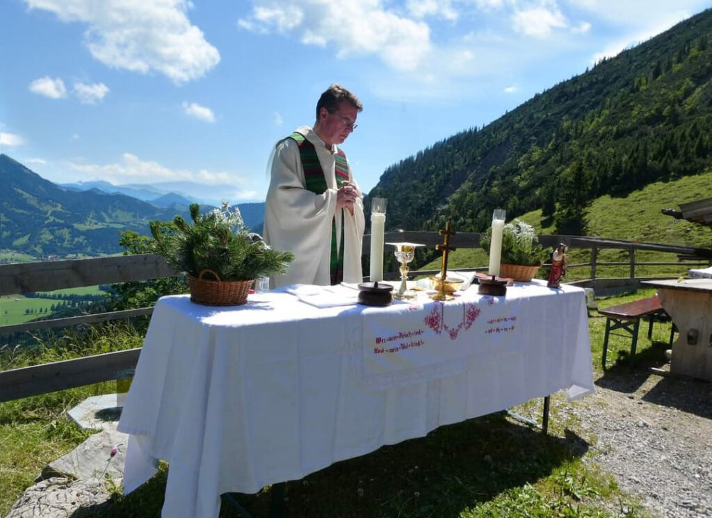 Pater Lukas Wirth bei der Bergmesse auf der Geitauer Alm