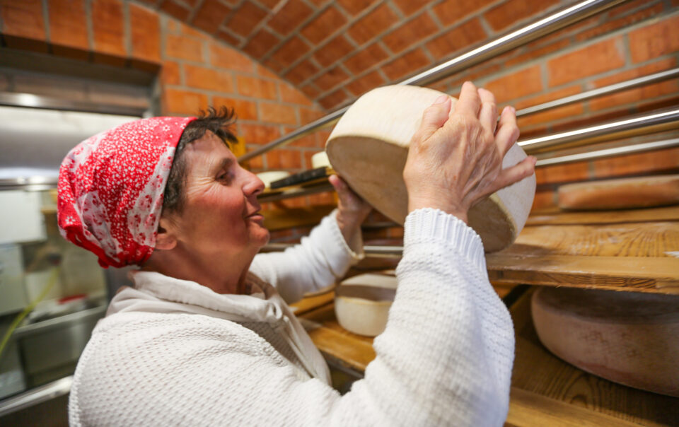 Sennerin mit Käse auf der Geitauer Alm
