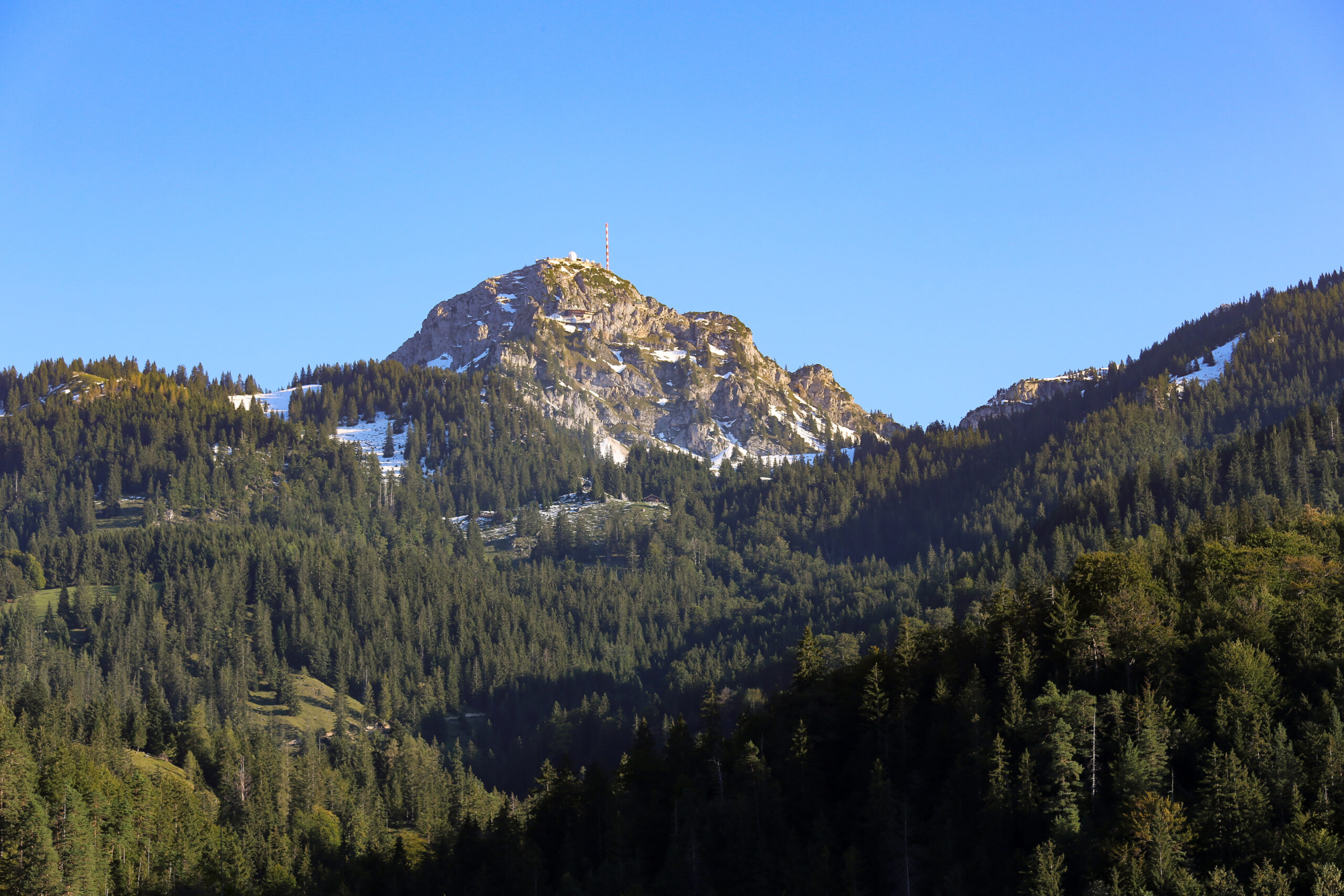 Blick vom Klosterhof zur Post auf den Wendelstein