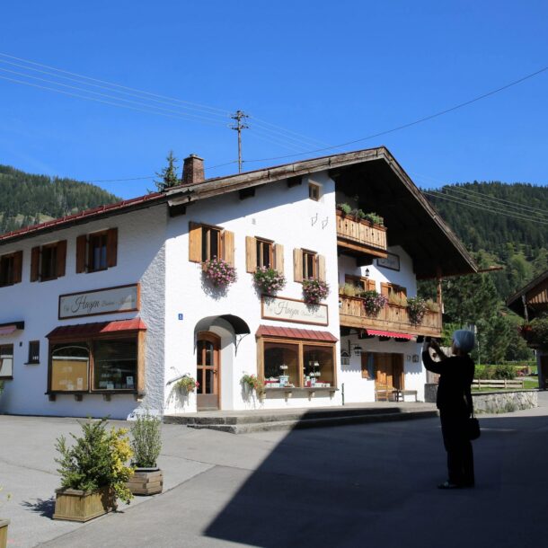 Drehort der ZDF Serie Frühling in Bayrischzell , das Cafe Hagen wird fotografiert
