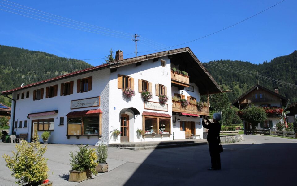 Drehort der ZDF Serie Frühling in Bayrischzell , das Cafe Hagen wird fotografiert