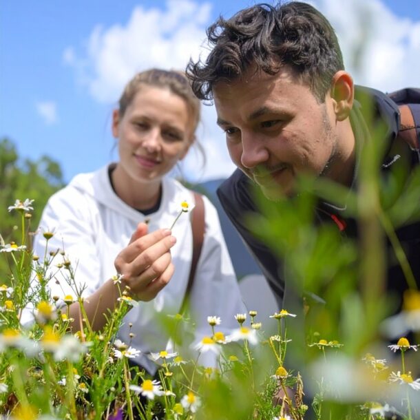 Paar bei Wildkräuterwanderung in Bayrischzell mit Gästekarte