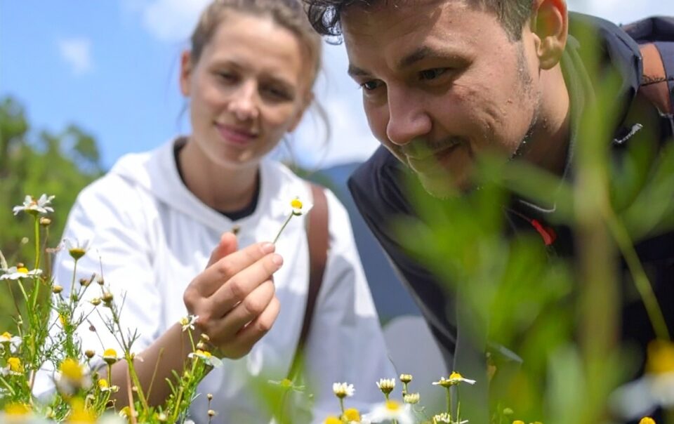 Paar bei Wildkräuterwanderung in Bayrischzell mit Gästekarte