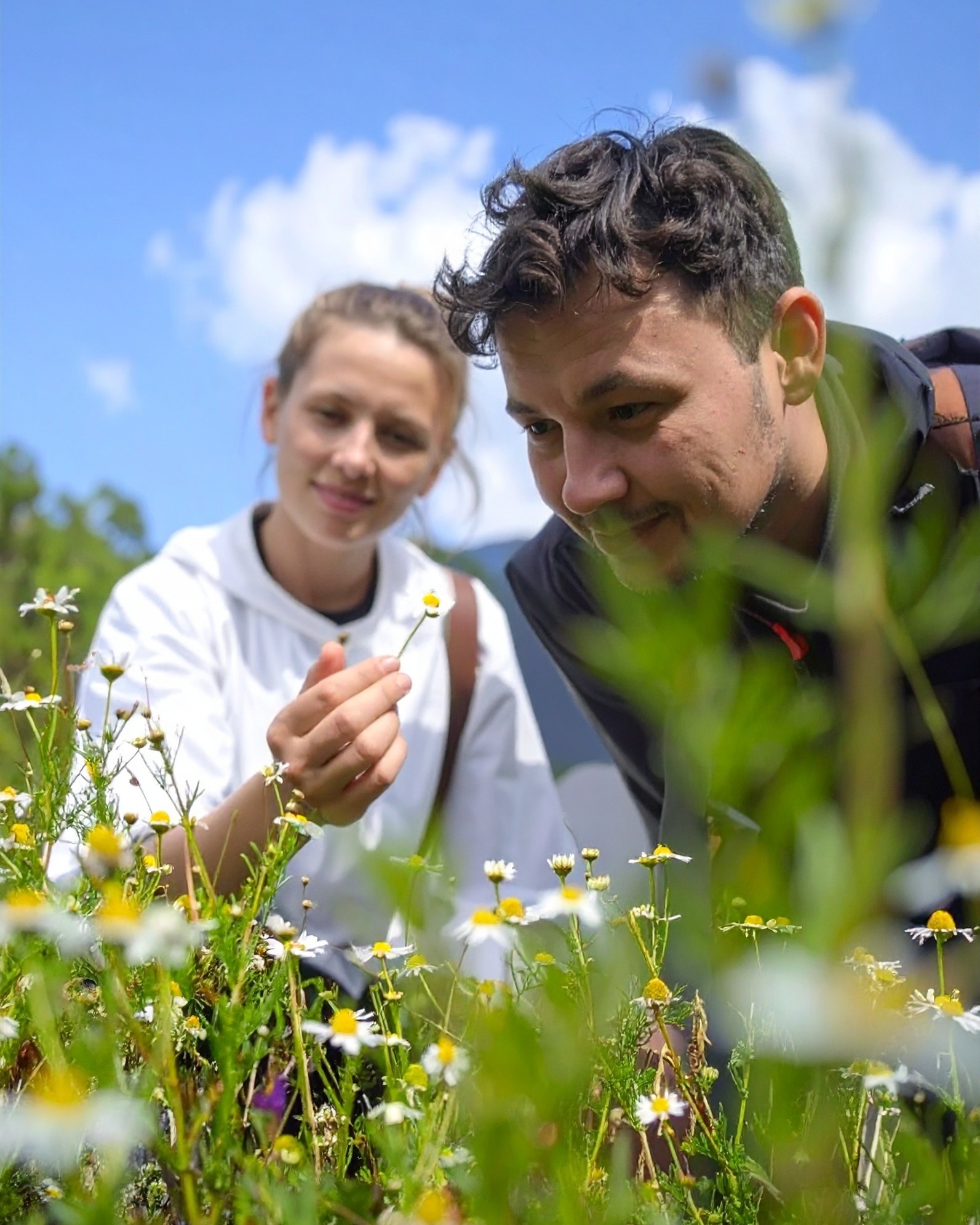Paar bei Wildkräuterwanderung in Bayrischzell mit Gästekarte