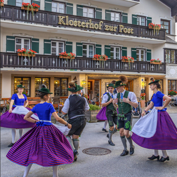Bayrischer Abend im Klosterhof zur Post Plattlergruppe Bayrischzell tanzt vor Hotel