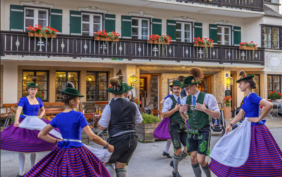 Bayrischer Abend im Klosterhof zur Post Plattlergruppe Bayrischzell tanzt vor Hotel