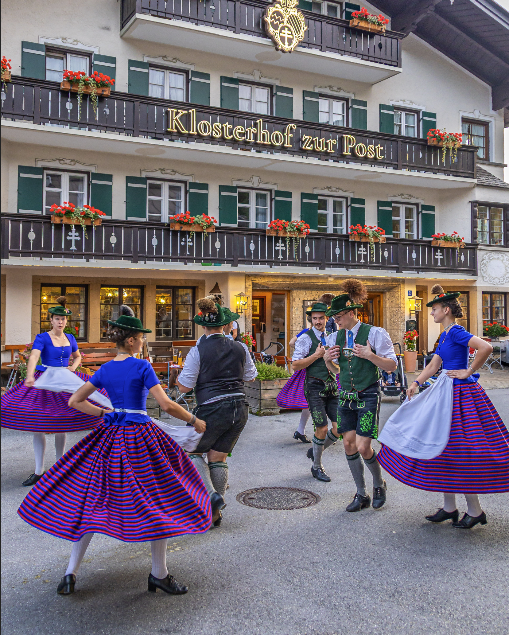 Bayrischer Abend im Klosterhof zur Post Plattlergruppe Bayrischzell tanzt vor Hotel