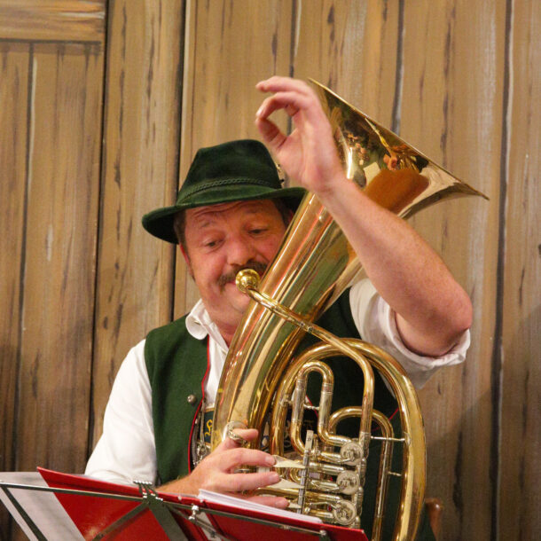 Hans Thaler dirigiert und musiziert mit der Tuba beim Neujahrskonzert der Musikkapelle Bayrischzell“