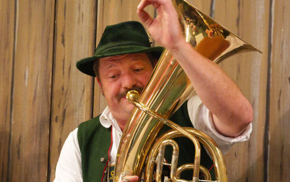 Hans Thaler dirigiert und musiziert mit der Tuba beim Neujahrskonzert der Musikkapelle Bayrischzell“