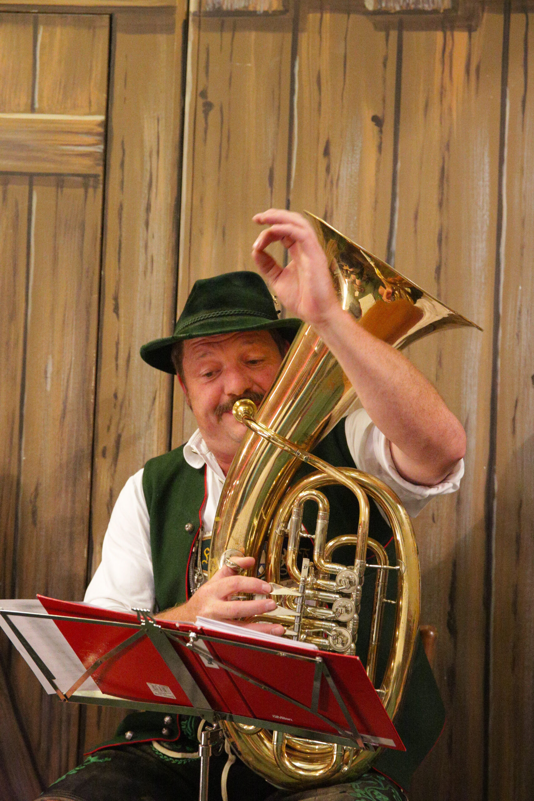 Hans Thaler dirigiert und musiziert mit der Tuba beim Neujahrskonzert der Musikkapelle Bayrischzell“