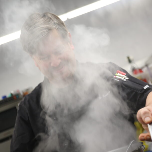 Küchenchef Andras Kerschl vom Klosterhof zur Post Bayrischzell beim Kochen im BR Landgasthäuser