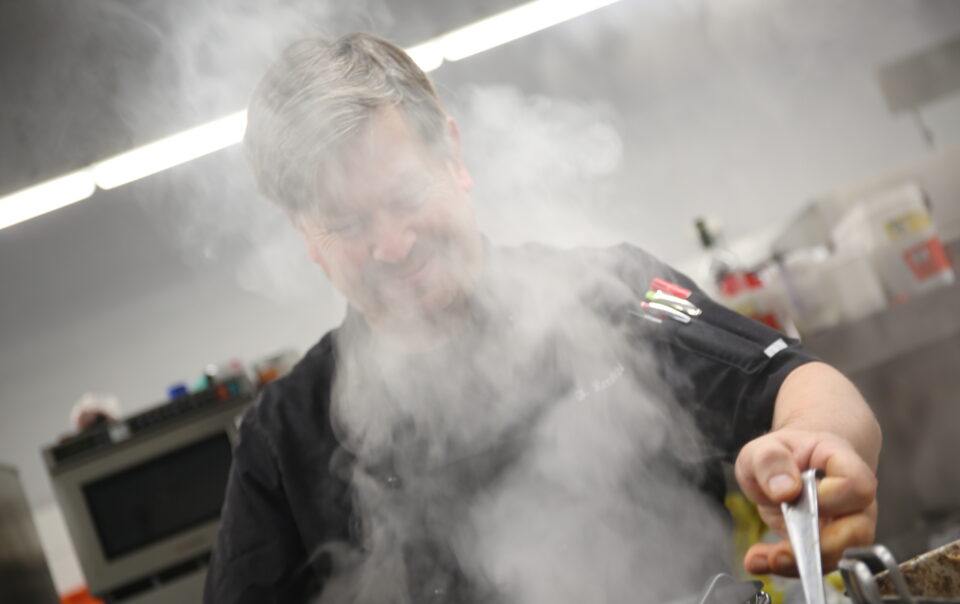 Küchenchef Andras Kerschl vom Klosterhof zur Post Bayrischzell beim Kochen im BR Landgasthäuser