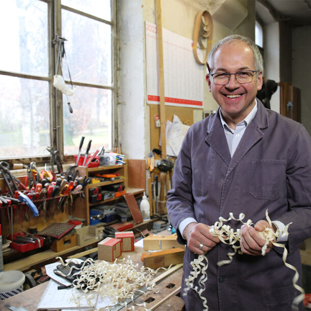 Abt Markus Eller OSB in der Werkstatt des Klosters Scheyern