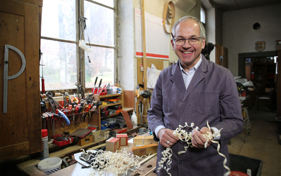 Abt Markus Eller OSB in der Werkstatt des Klosters Scheyern