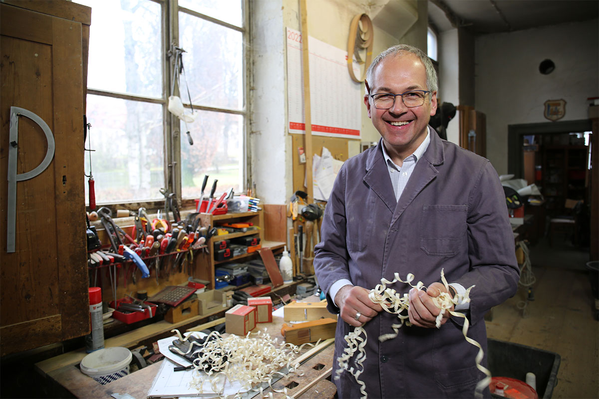 Abt Markus Eller OSB in der Werkstatt des Klosters Scheyern