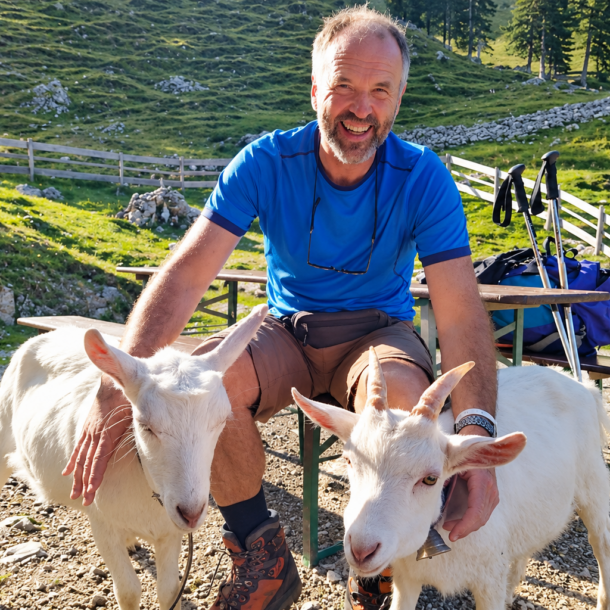 Pater Benedikt mit zwei Ziegen auf der Geitauer Alm oberhalb von Bayrischzell.