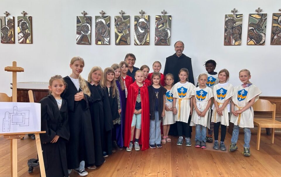 Kinder der Basilika-Singschule Scheyern mit Pater Benedikt beim Musical zu 950 Jahren Klostergeschichte