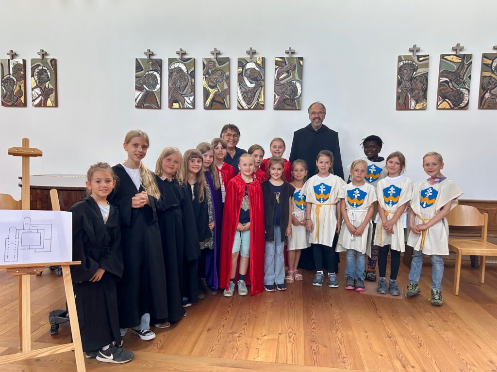 Kinder der Basilika-Singschule Scheyern mit Pater Benedikt beim Musical zu 950 Jahren Klostergeschichte