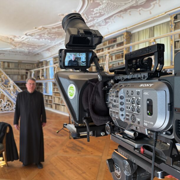 ater Lukas Wirth OSB bei Dreharbeiten in der Klosterbibliothek Scheyern
