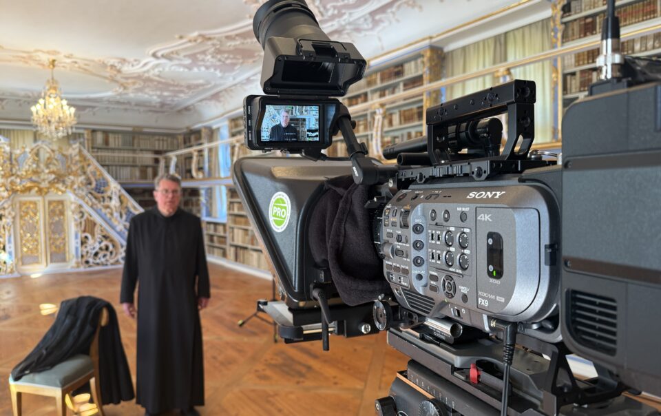 ater Lukas Wirth OSB bei Dreharbeiten in der Klosterbibliothek Scheyern