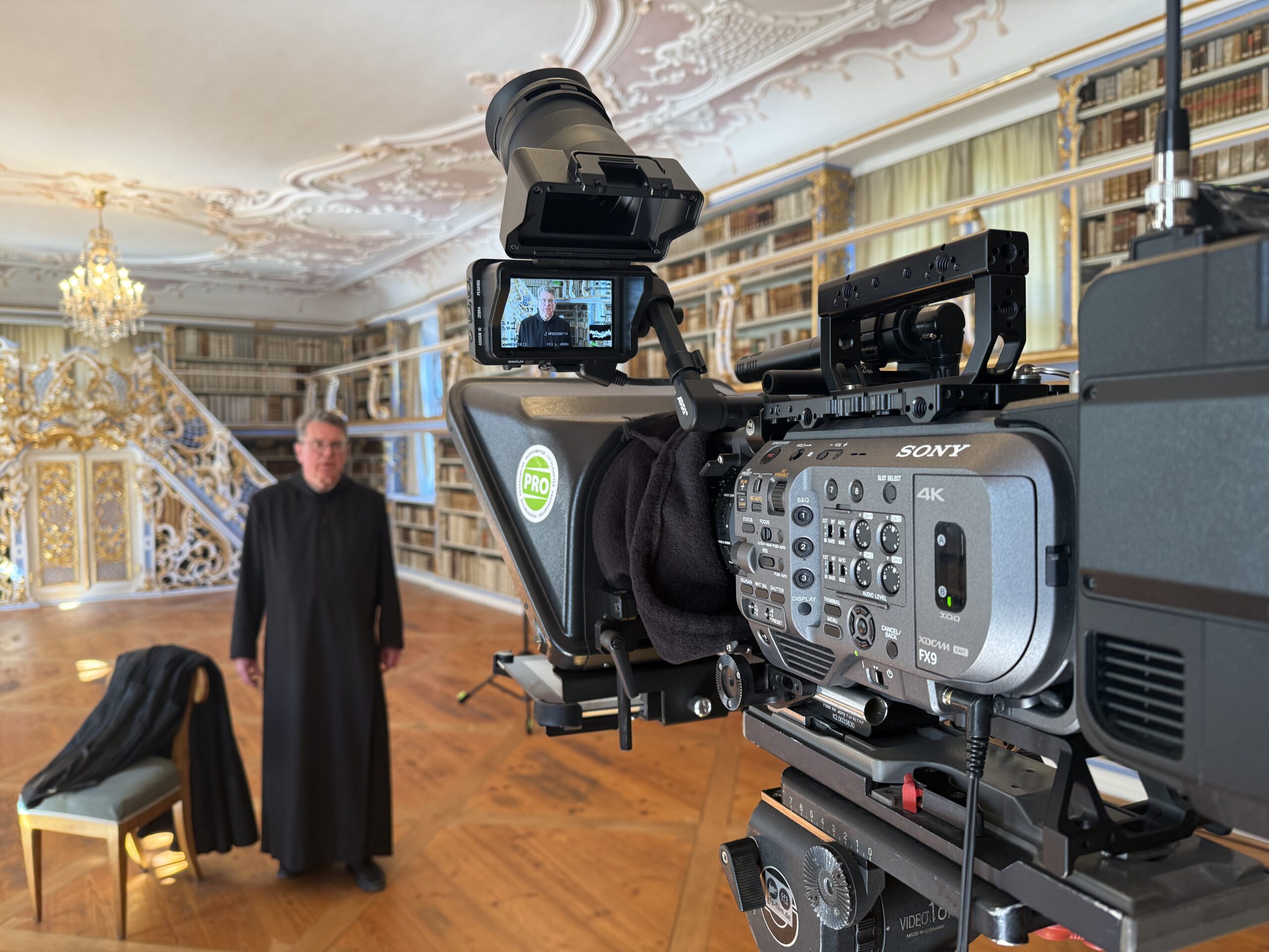 ater Lukas Wirth OSB bei Dreharbeiten in der Klosterbibliothek Scheyern
