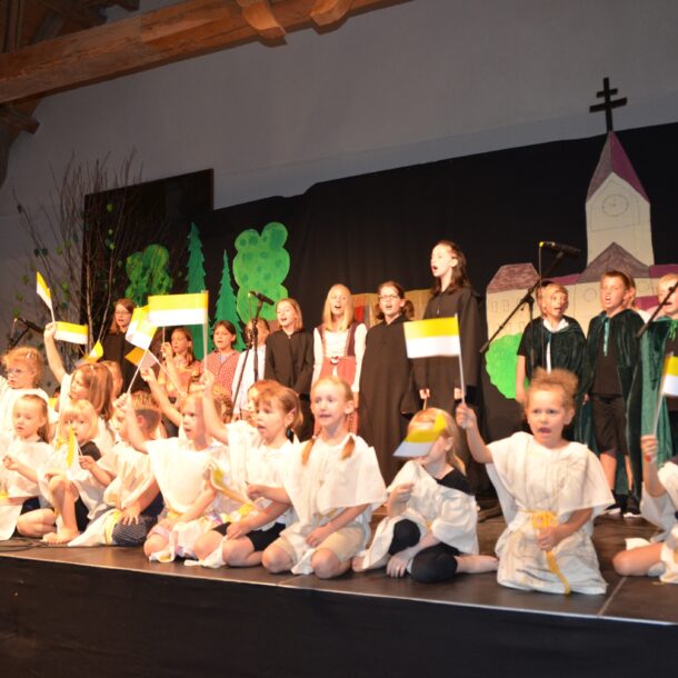 Kinder und Jugendliche der Basilika-Singschule Scheyern bei einer Musical-Aufführung