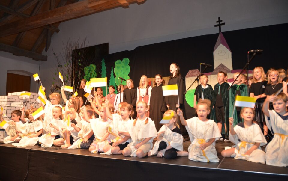Kinder und Jugendliche der Basilika-Singschule Scheyern bei einer Musical-Aufführung