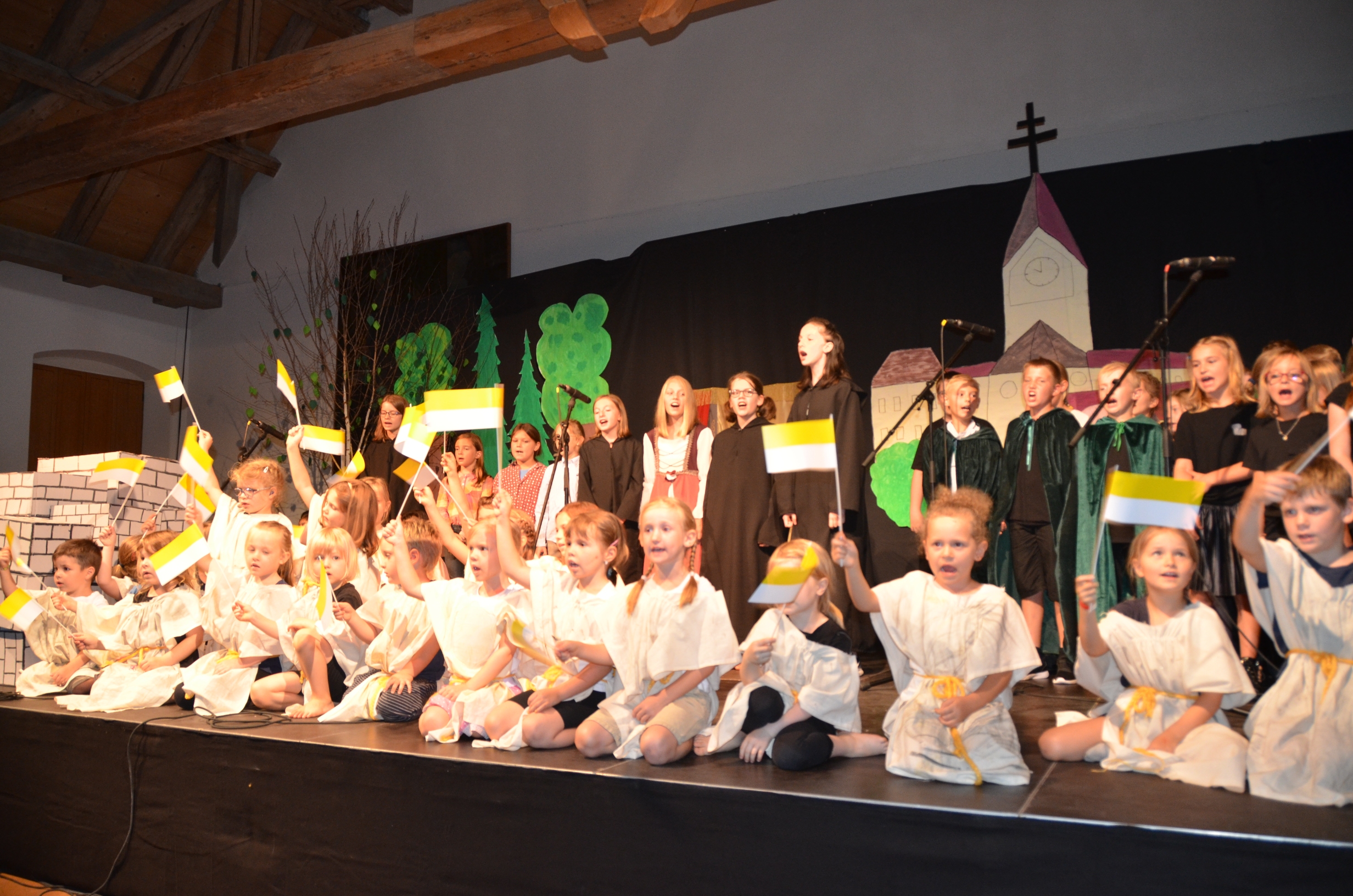 Kinder und Jugendliche der Basilika-Singschule Scheyern bei einer Musical-Aufführung